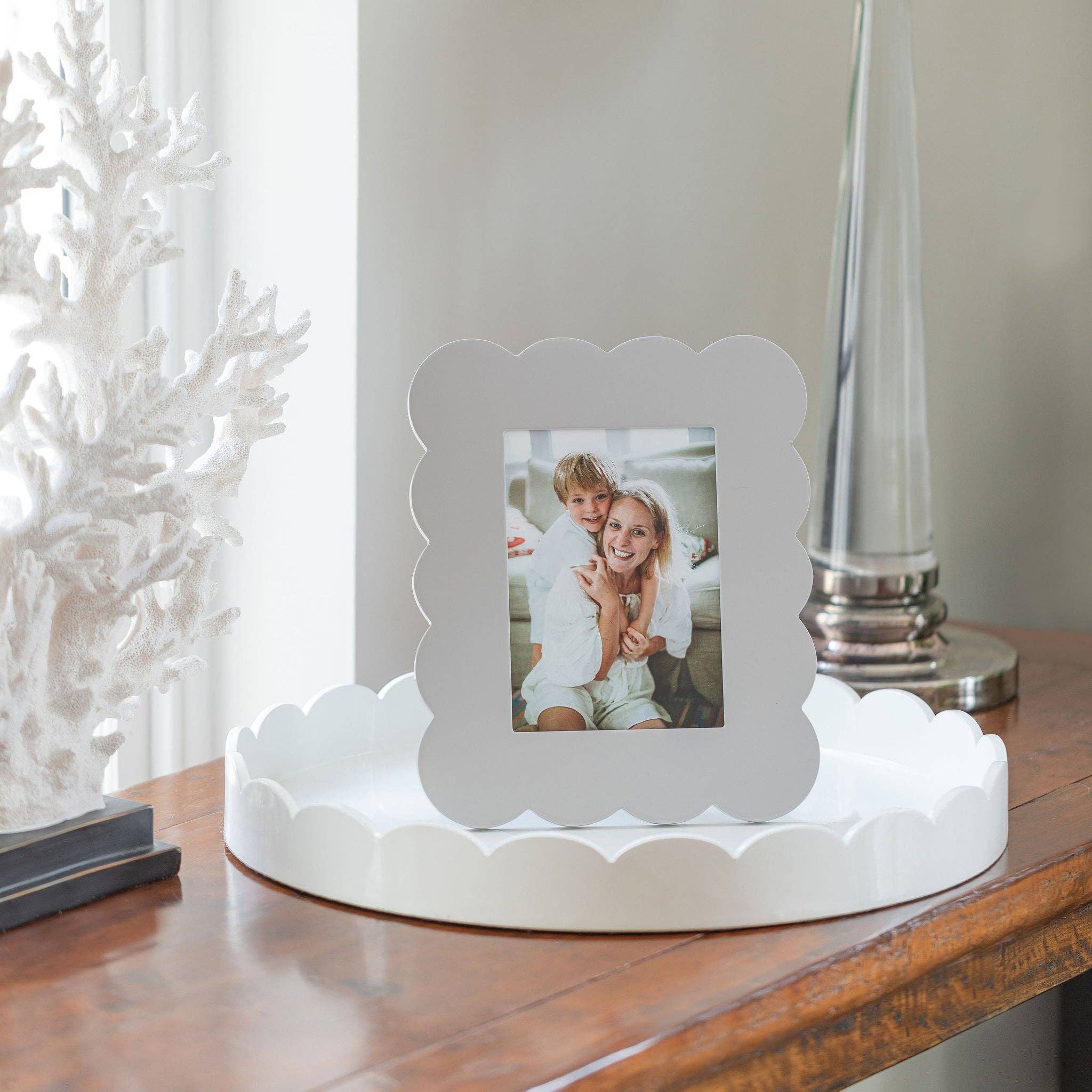 White Round Lacquered Scallop Tray